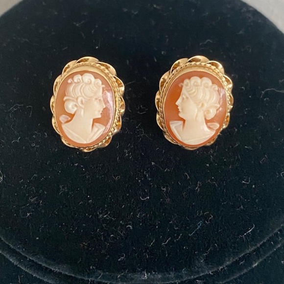 Vintage 14K Gold Hand Carved Shell Cameo Earrings - Picture 1 of 7